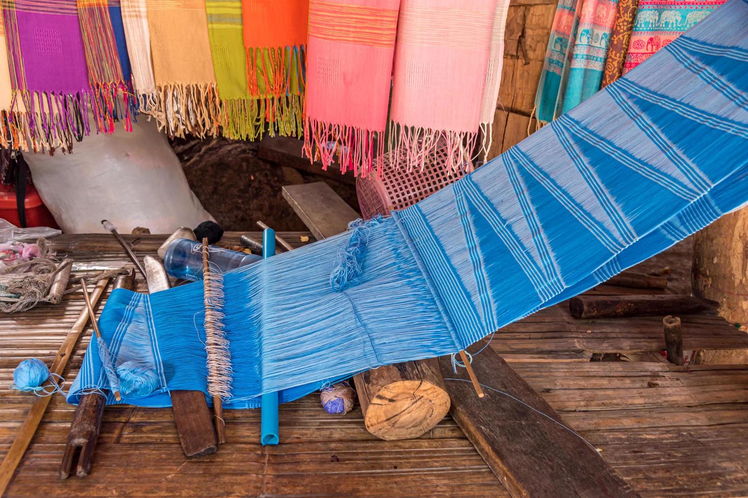 macchina di legno del telaio tailandese di hilltribe per la tessitura del panno, foto