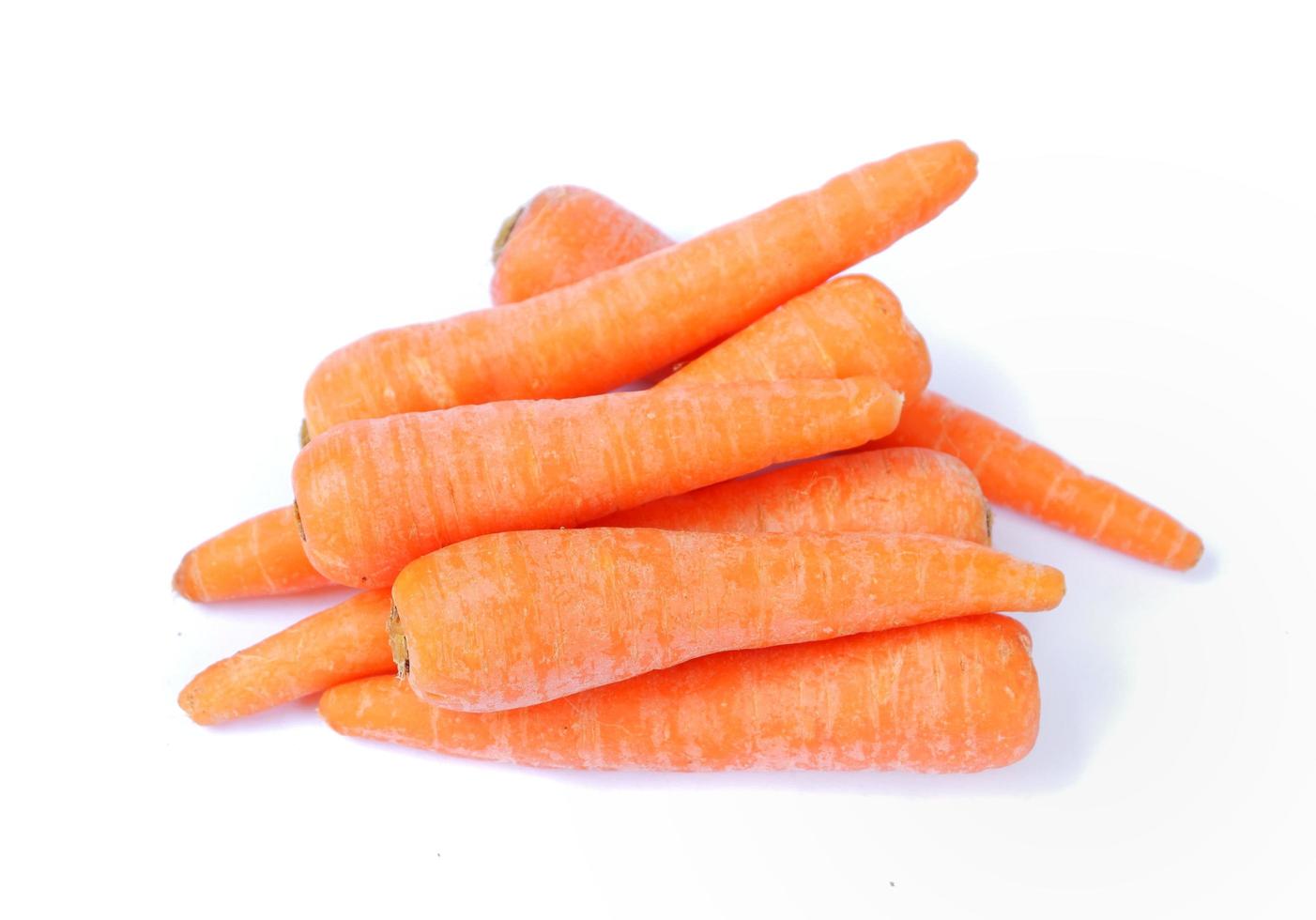 carota isolata su sfondo bianco foto