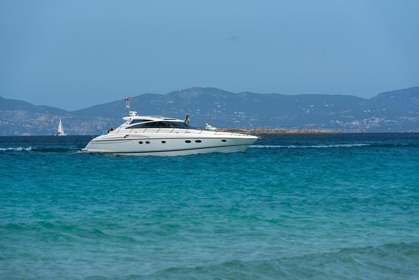 formentera, spagna 2021- barche ormeggiate sulla costa della spiaggia di ses illetes a formentera, isole baleari in spagna foto