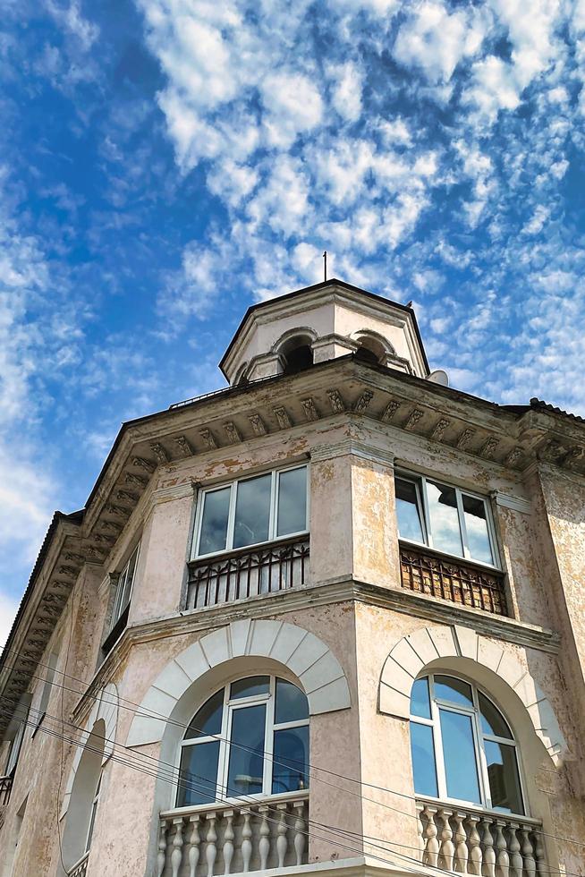 un vecchio edificio contro il cielo blu. simferopoli foto