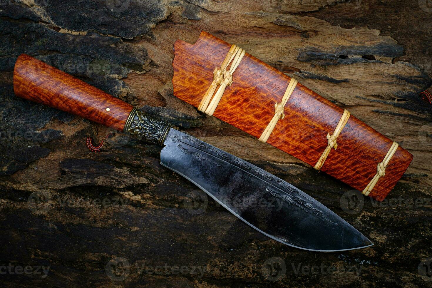 coltello personalizzato o enep nel fodero in legno naturale fatto a mano in thailandia foto