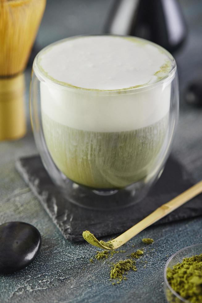 tè verde matcha su sfondo grigio-blu. abbina il tè alla cappella foto