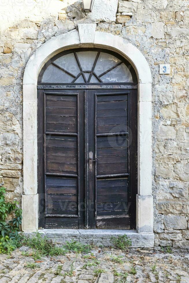 Immagine di un' di legno Ingresso porta per un' edificio con un antico facciata foto