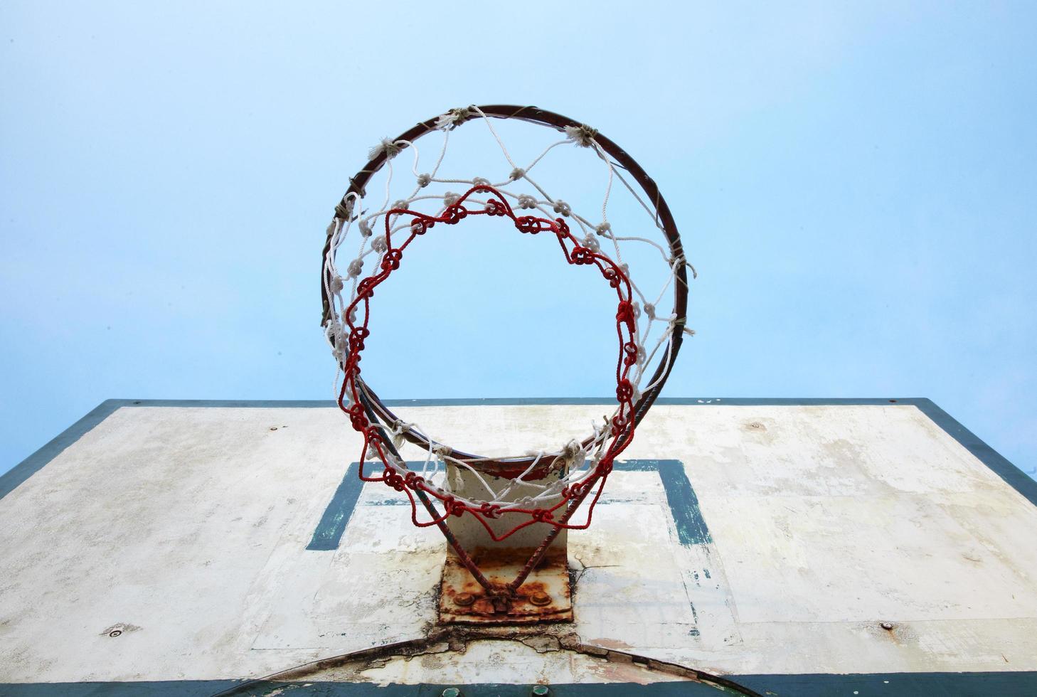 vecchia tavola da basket e cielo blu alla luce del sole foto