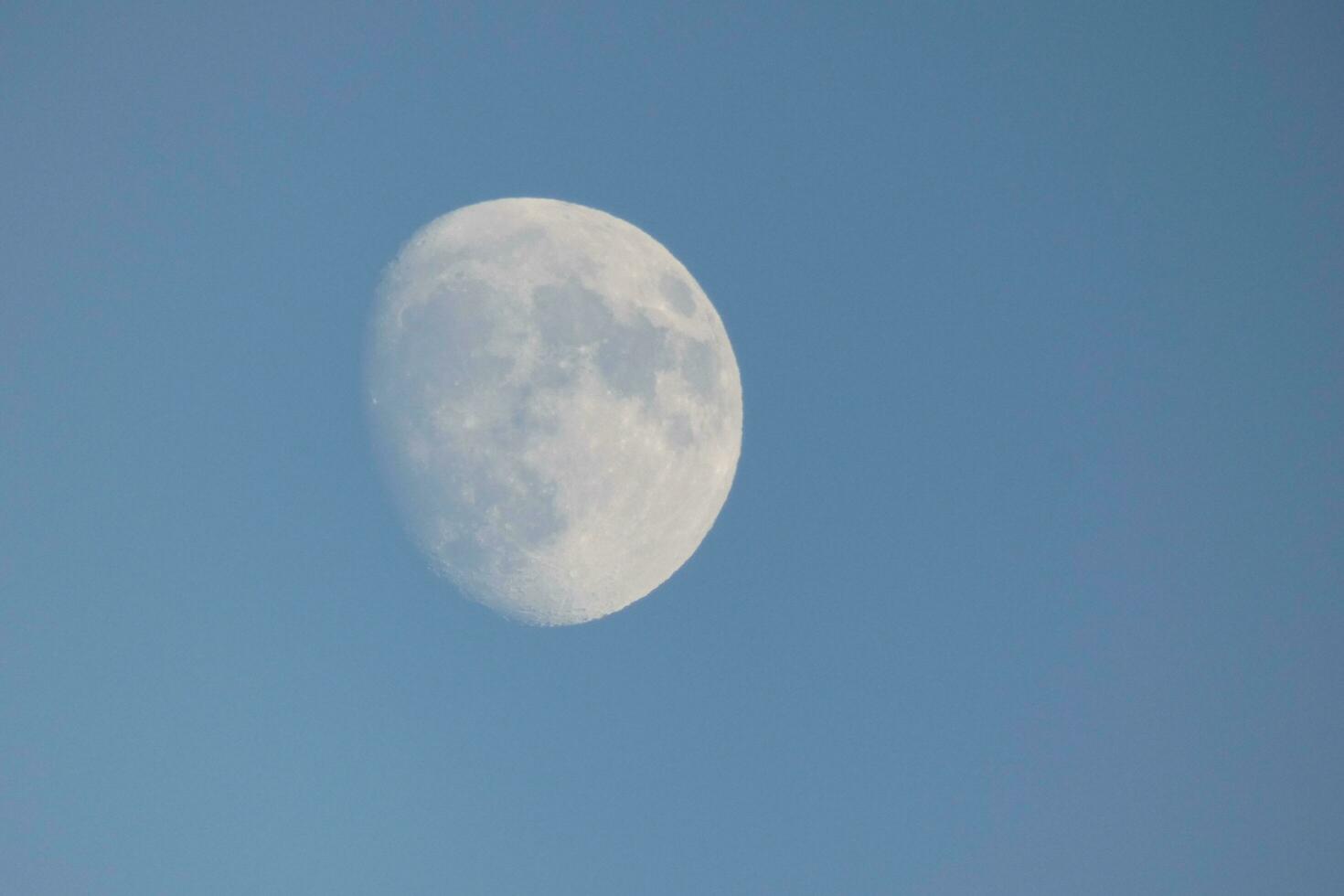 Luna visto durante il giorno nel mezzaluna foto