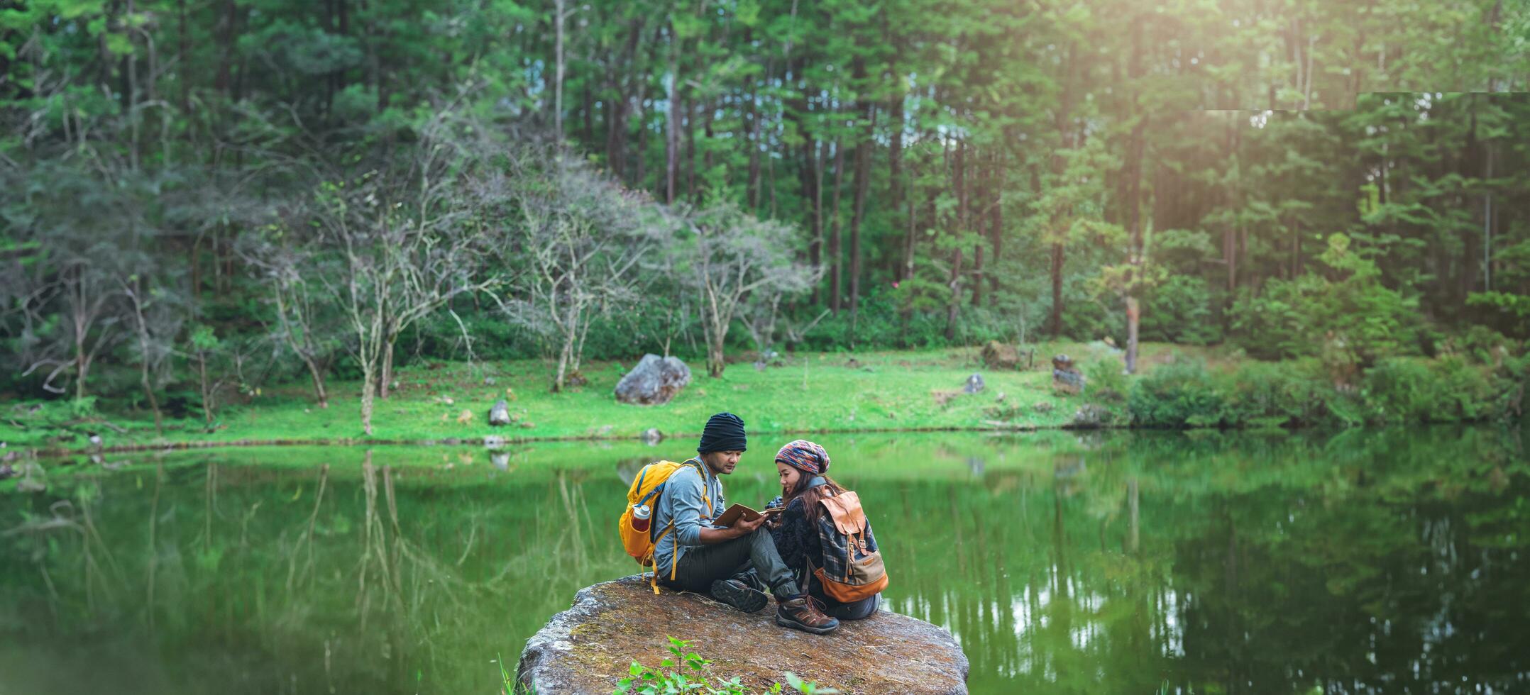 le coppie viaggiano, si rilassano, si siedono a guardare la natura in inverno.al centro di conservazione delle orchidee paphiopedilum, chiangmai foto