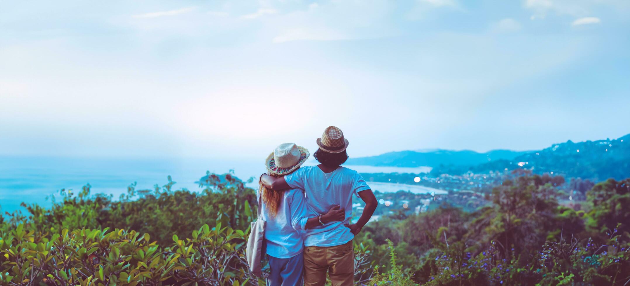 coppia romantica felice di mezza età viaggia rilassarsi sulla spiaggia in vacanza e in piedi a guardare il tramonto. in estate foto