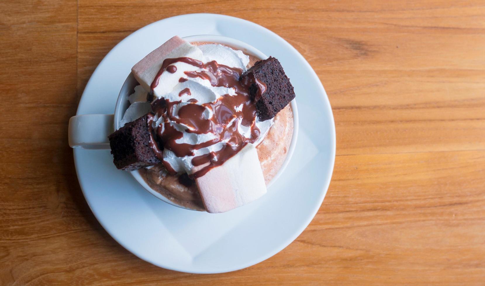 vista dall'alto dessert al cioccolato di deliziosi snack gelato foto