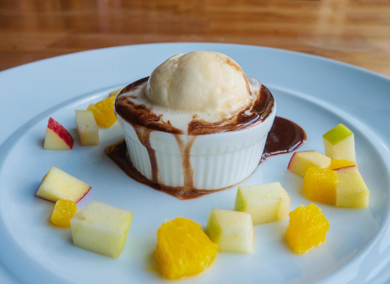 dolce al cioccolato di merendine golose di gelato foto