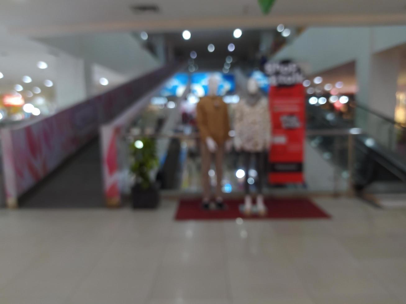 sfocatura astratta con bokeh nel centro commerciale, supermercato fuori fuoco foto