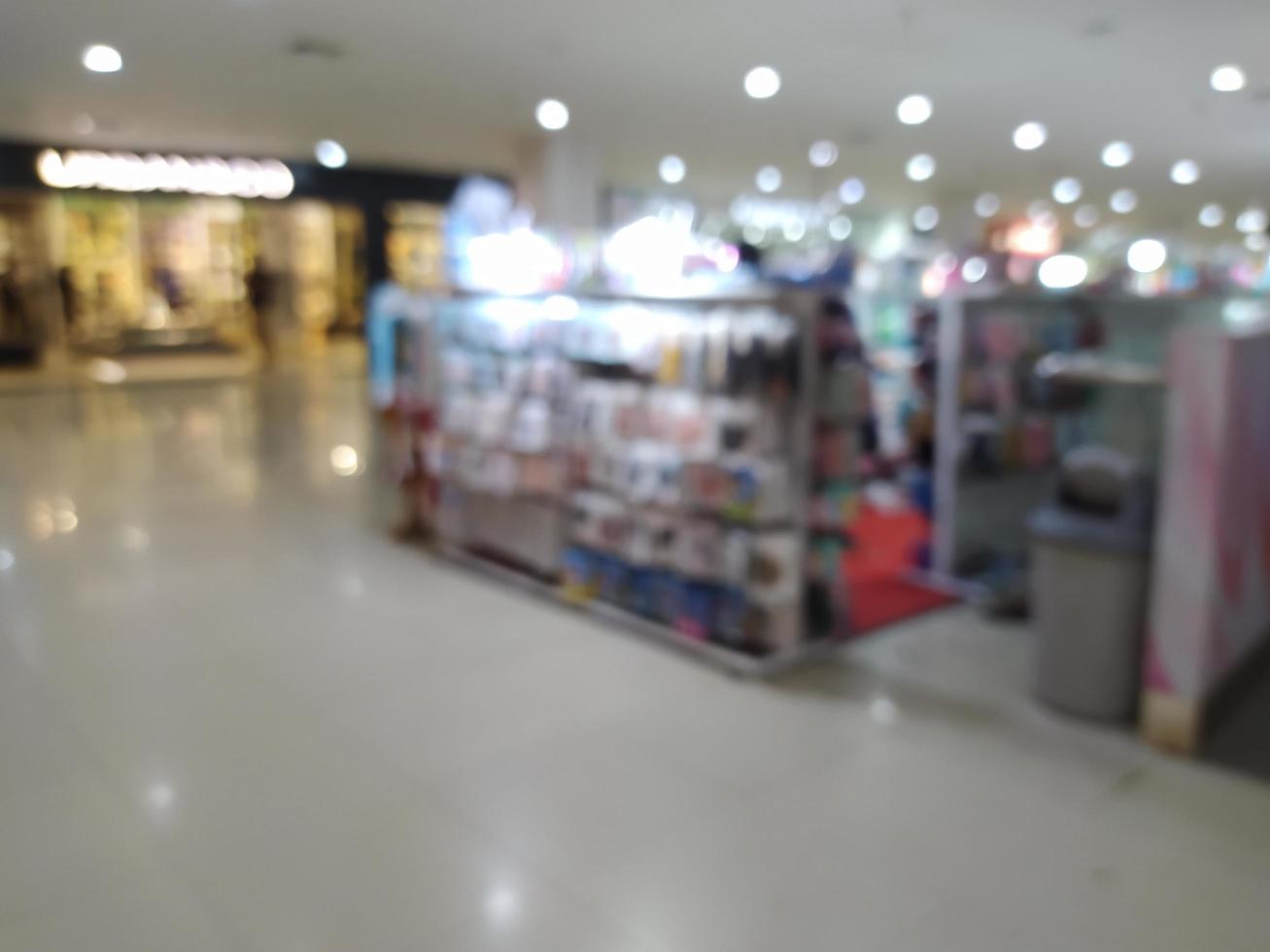 sfocatura astratta con bokeh nel centro commerciale, supermercato fuori fuoco foto