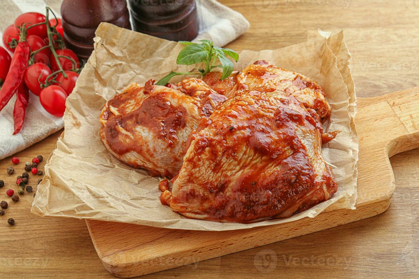 coscia di pollo marinata in salsa di pomodoro foto