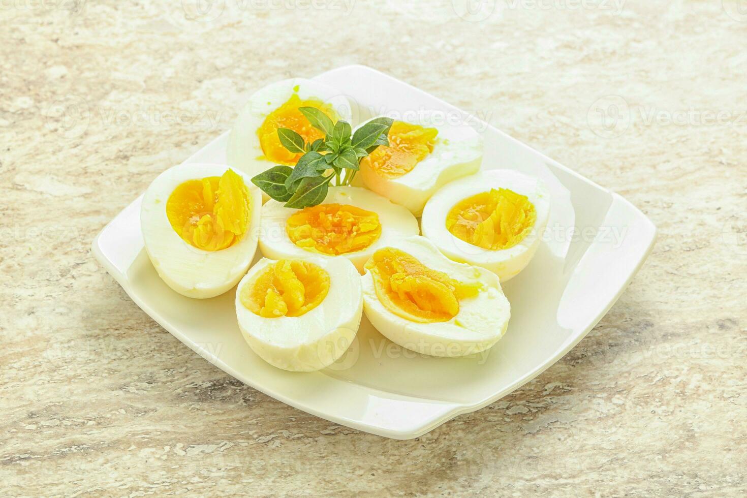 uovo di gallina sodo per colazione foto