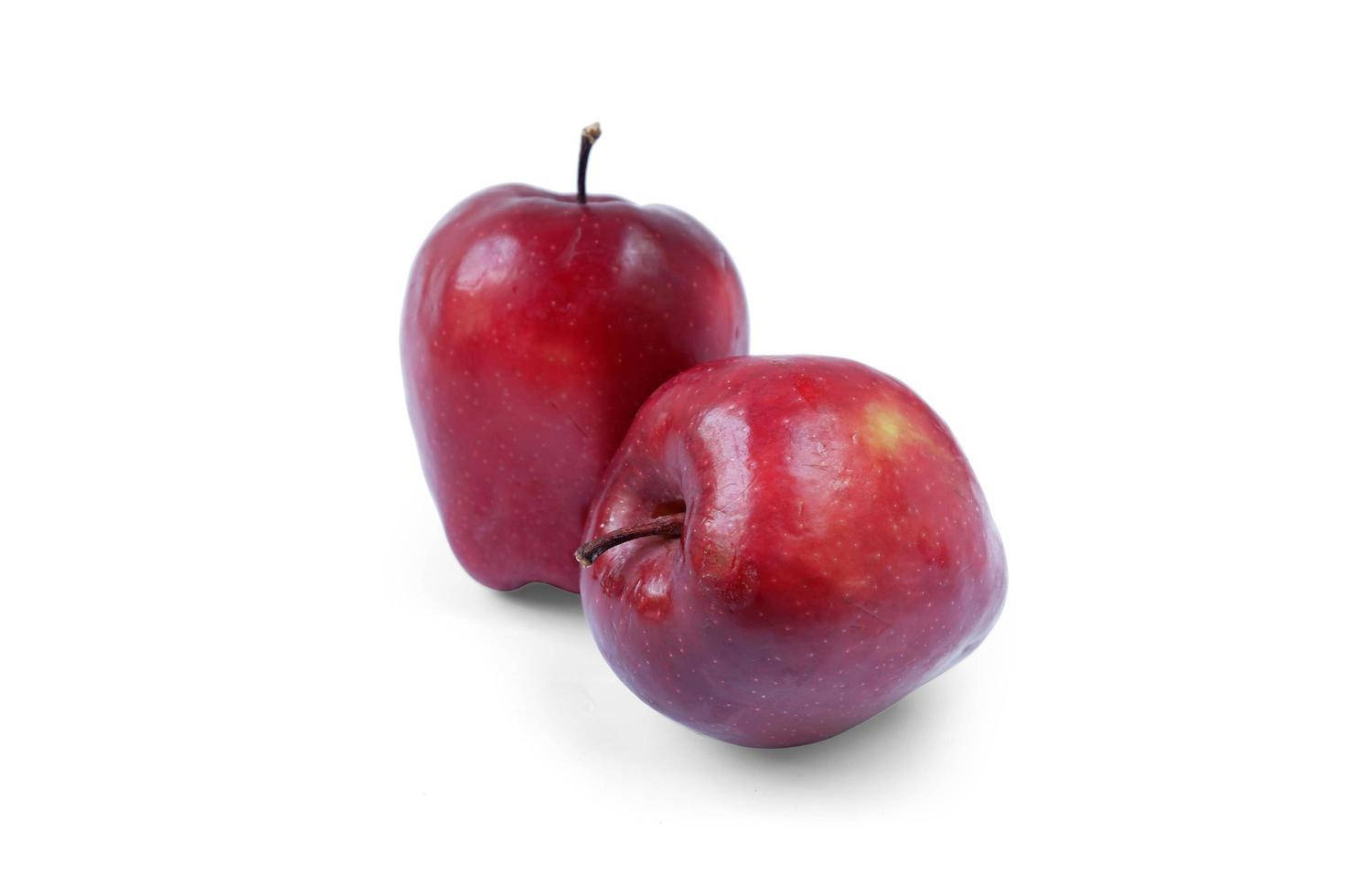 mela rossa isolata su uno sfondo bianco foto