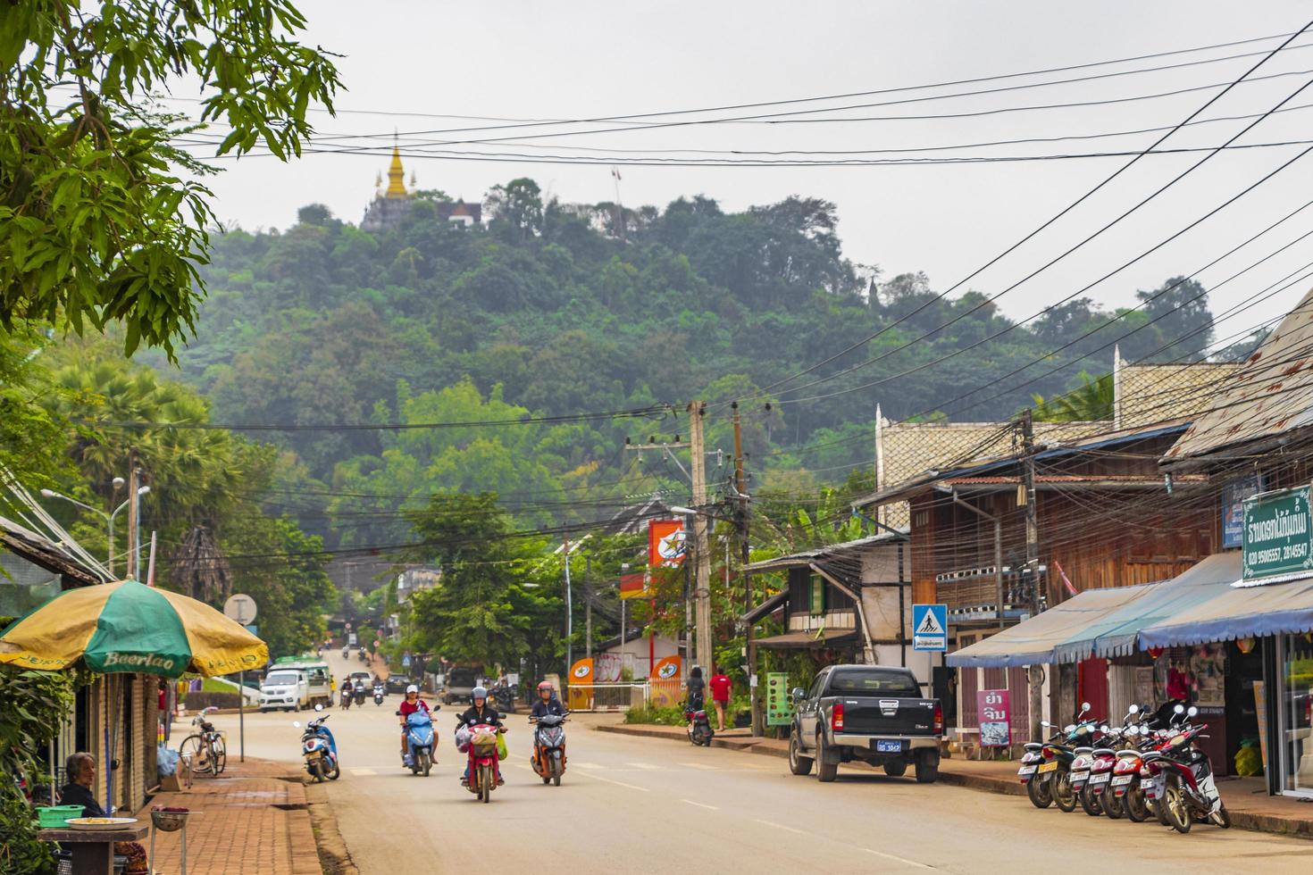 luang prabang, laos 2018- strada colorata e paesaggio urbano di luang prabang, laos foto