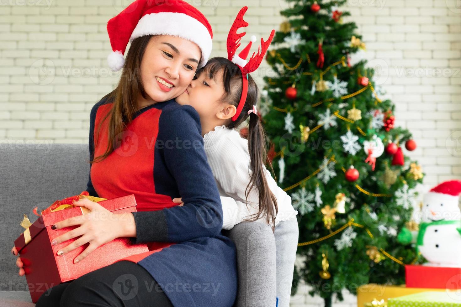 la madre e il bambino asiatici celebrano insieme il festival di natale foto