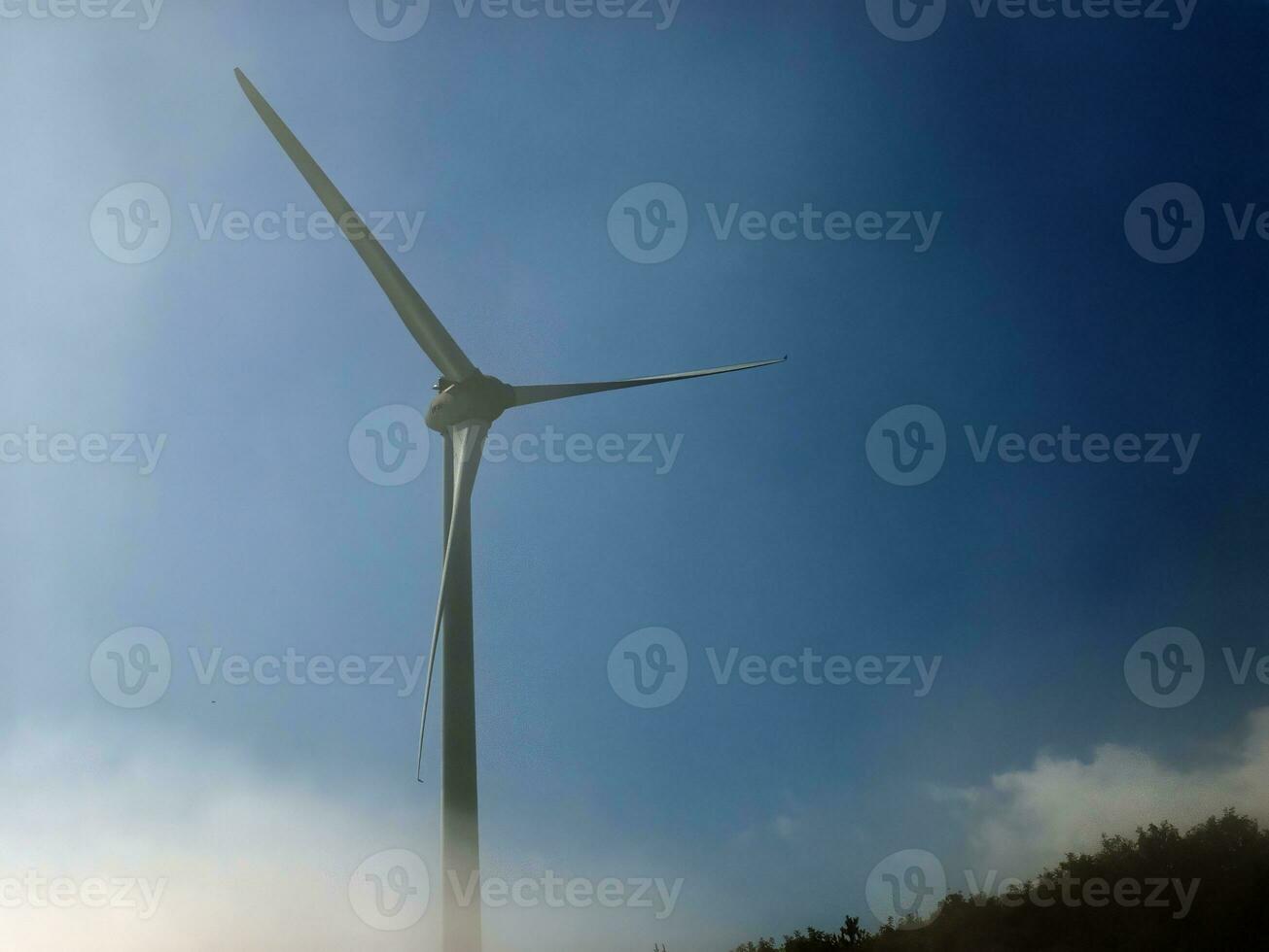 vento energia pianta rotore vicino Visualizza. energia eolica Generatore. verde energia, eco amichevole industria concetto foto