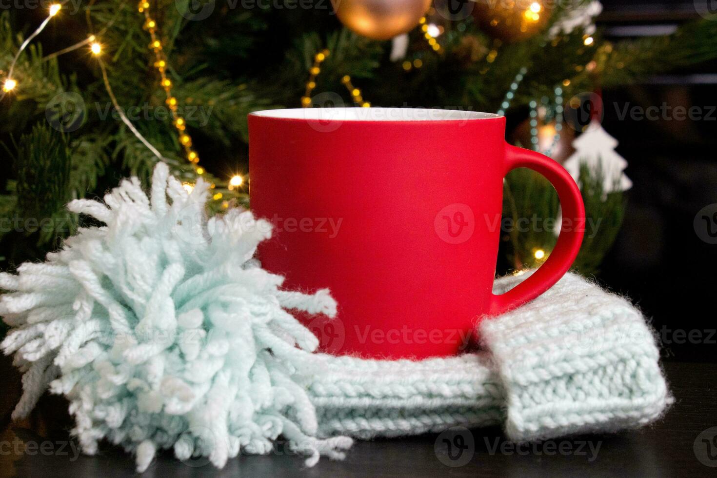 vuoto rosso boccale con Natale albero su sfondo, stuoia tè o caffè tazza con Natale e nuovo anno decorazione, verticale finto su con ceramica boccale per caldo bevande, vuoto regalo Stampa modello foto