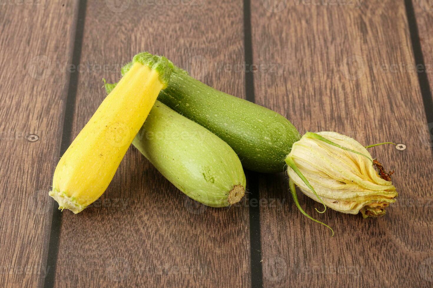 crudo bambino biologico zucchine mucchio foto