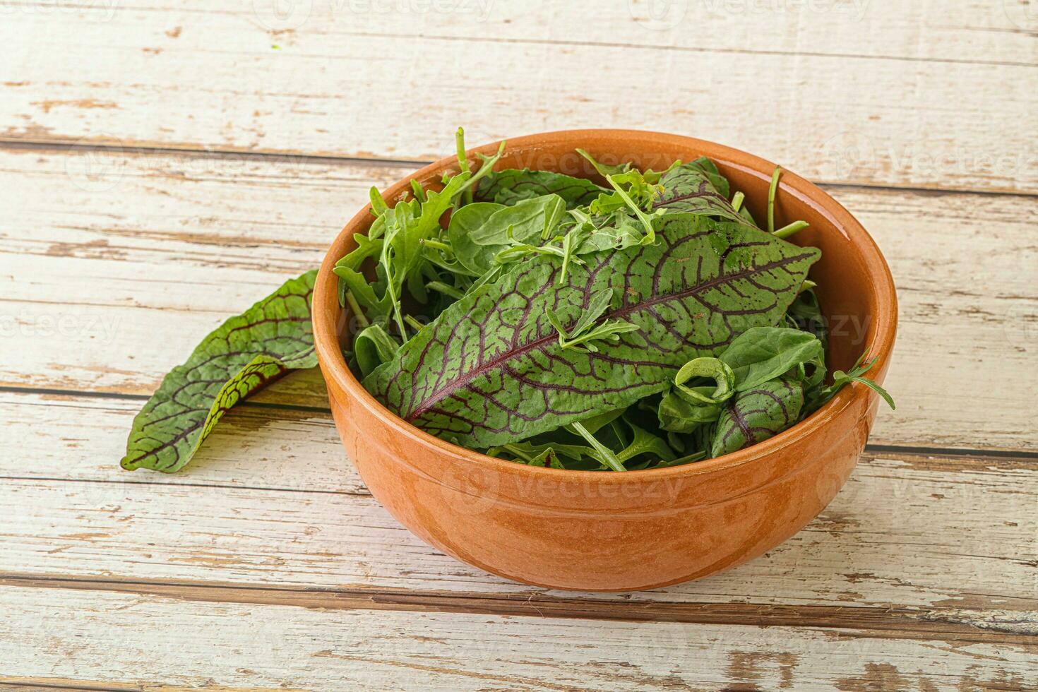 insalata verde nella ciotola foto