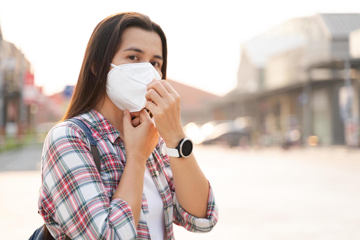 donna che indossa la maschera facciale n95 per proteggere il virus pm2.5 e covid19 foto