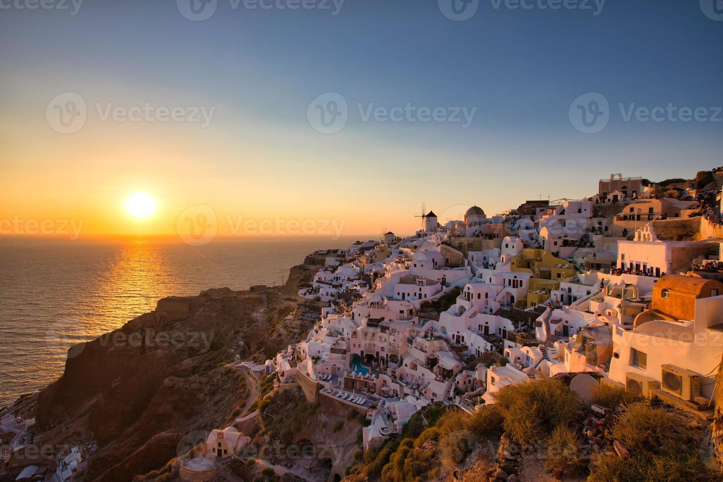 bellissimo tramonto a oia sull'isola di santorini, grecia foto