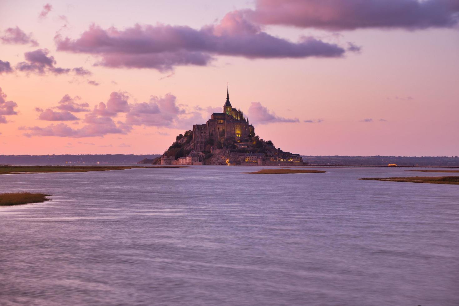 mont saint-michel al tramonto normandia francia foto