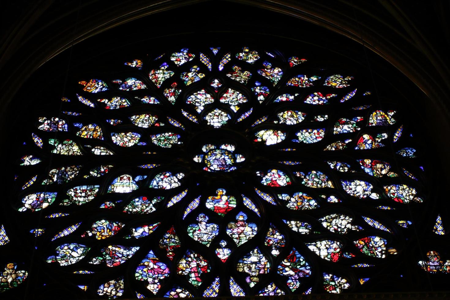 vetro colorato alla chiesa di Saint Chapelle parigi francia foto