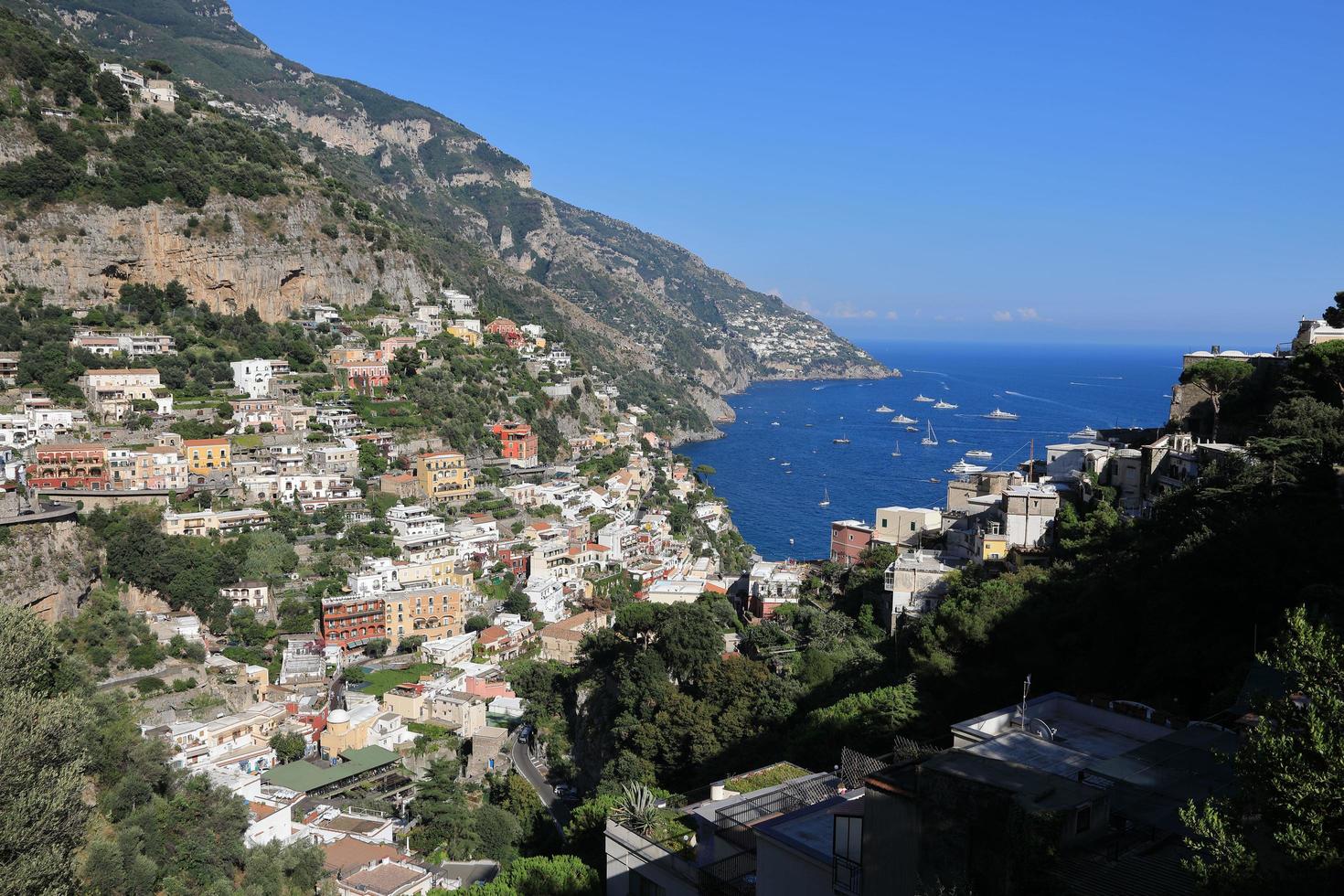 vista della bellissima costiera amalfitana in italia foto