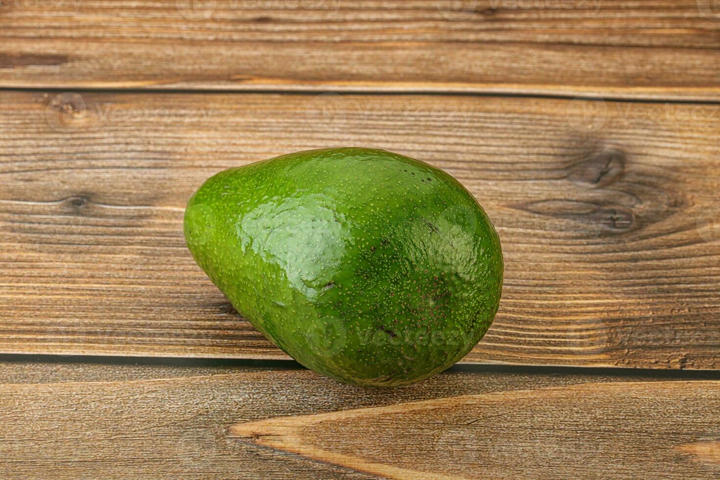 maturo verde avocado al di sopra di sfondo foto