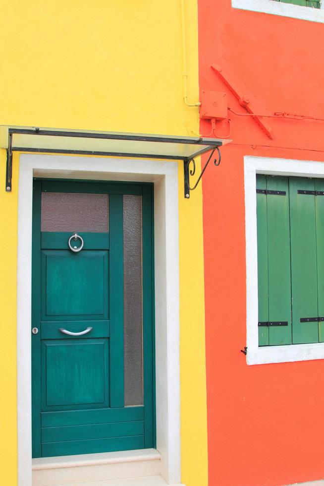 paesaggio urbano di case colorate nell'isola di burano italia foto