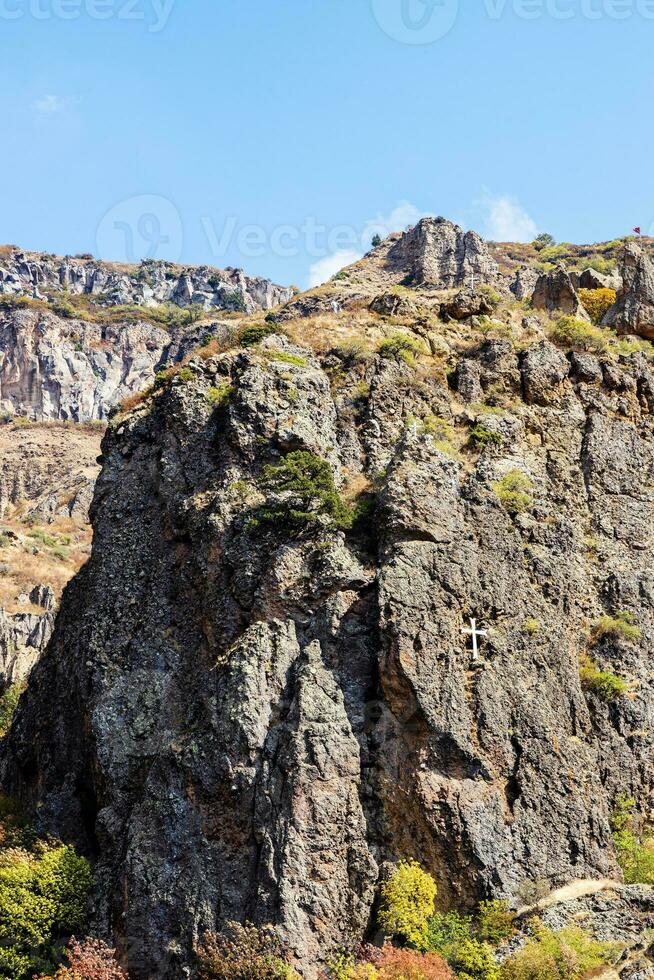 scogliera con grotte nel fiume gola vicino geghard foto