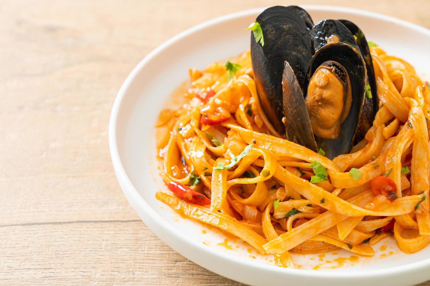 spaghetti con cozze o vongole e salsa di pomodoro foto