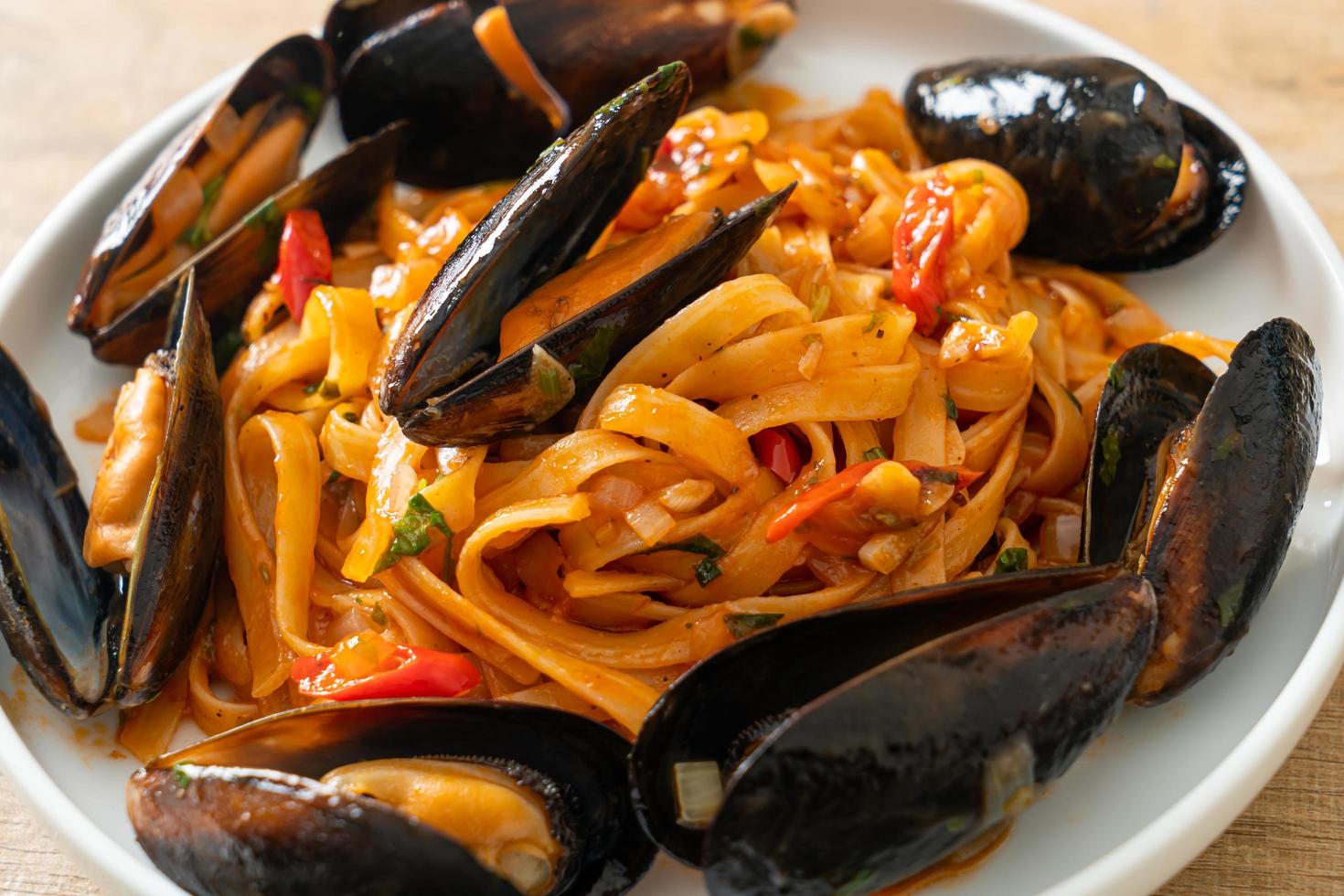 spaghetti con cozze o vongole e salsa di pomodoro foto