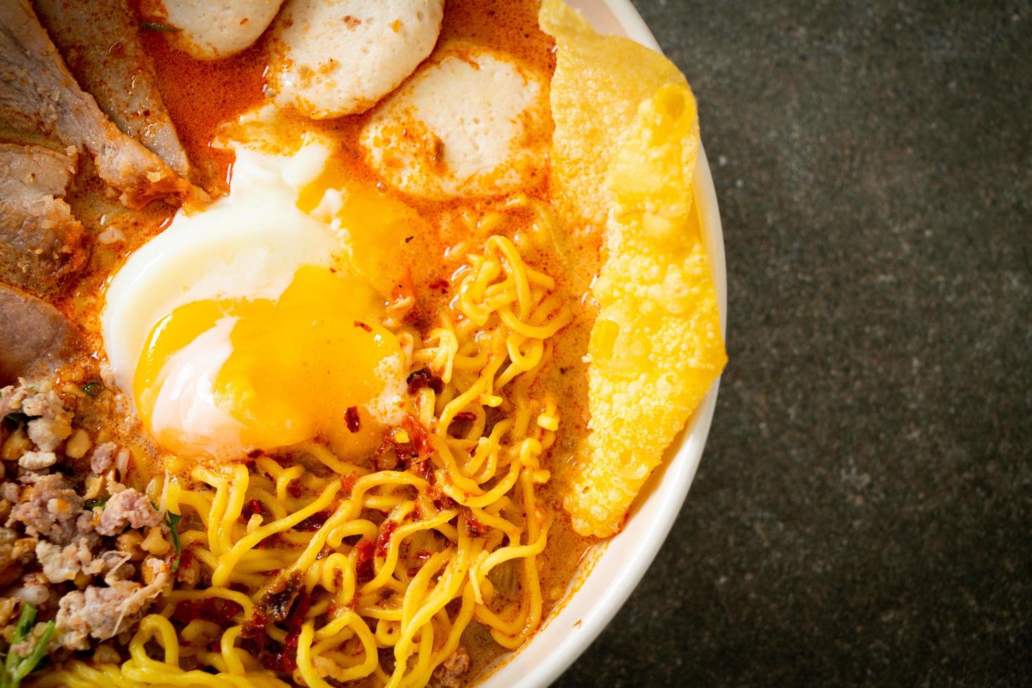 tagliatelle all'uovo con maiale e polpette in zuppa piccante foto