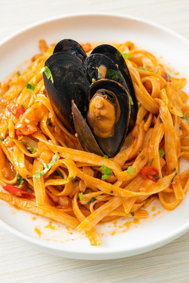 spaghetti con cozze o vongole e salsa di pomodoro foto