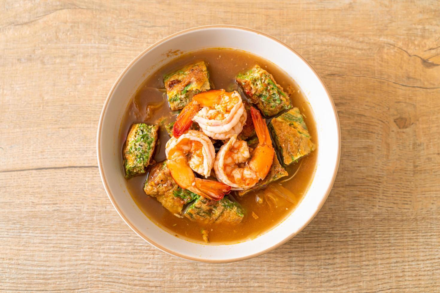 zuppa acida di pasta di tamarindo con gamberi e frittata di verdure foto