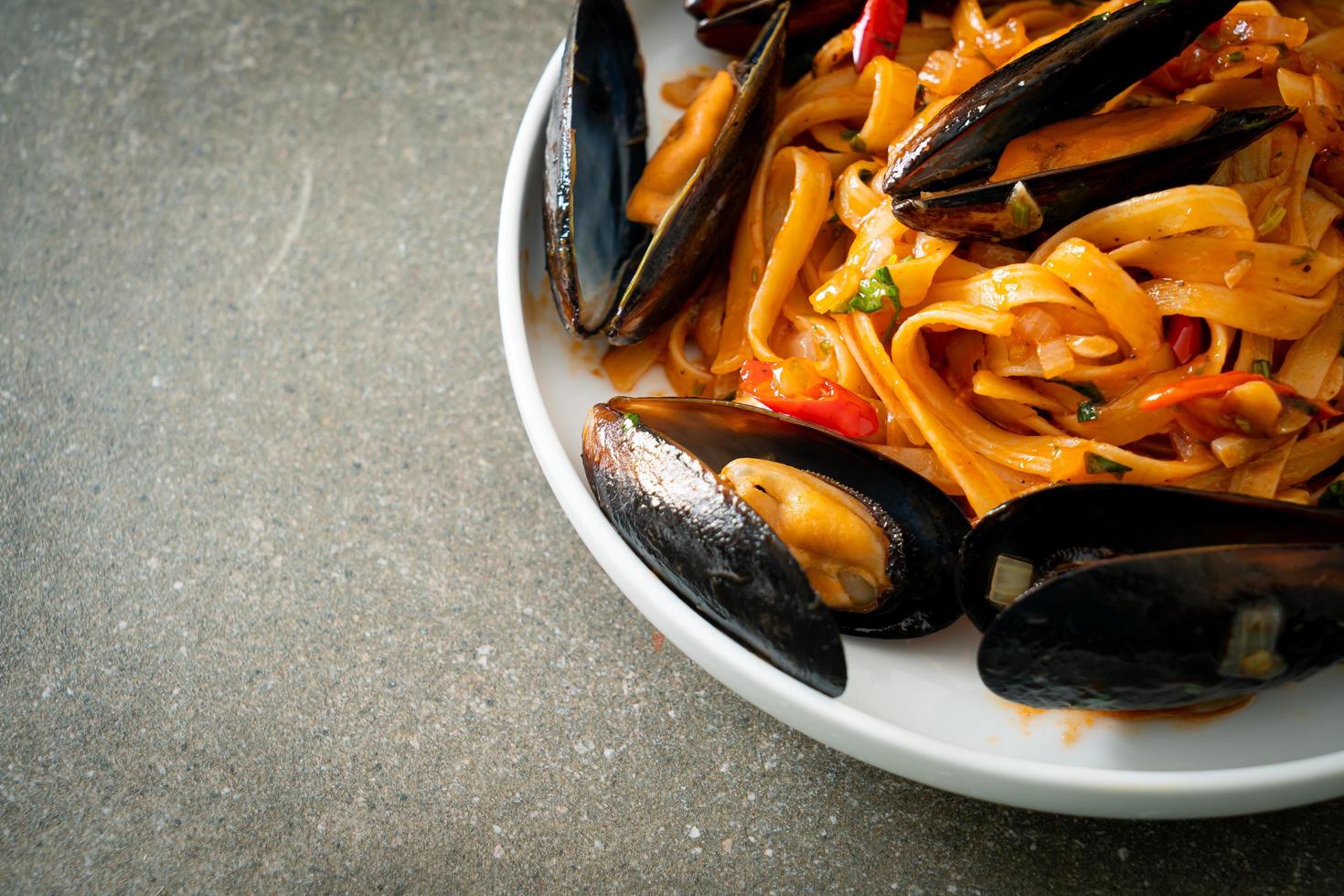 spaghetti con cozze o vongole e salsa di pomodoro foto