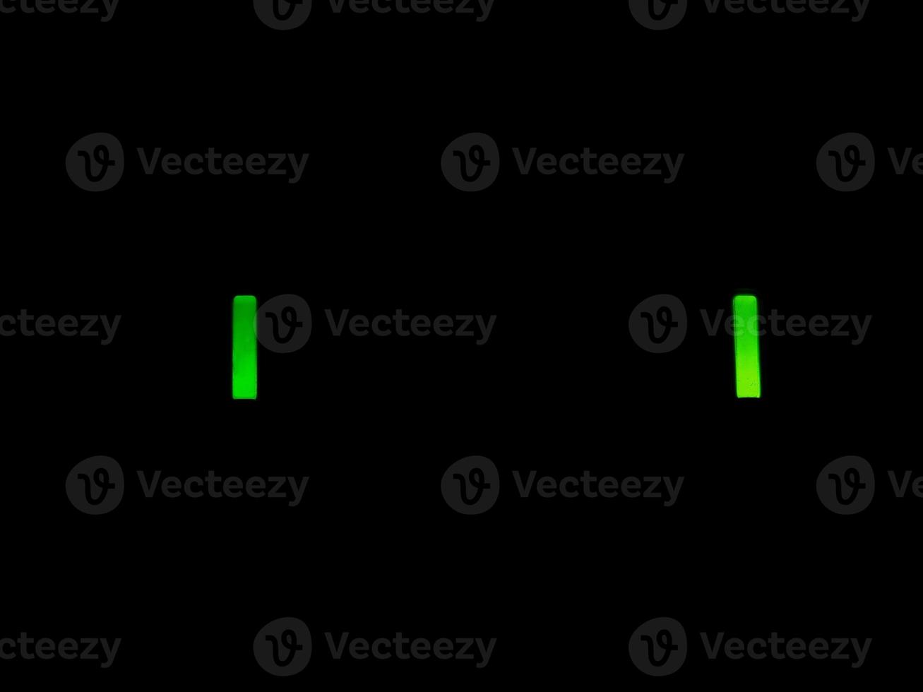 due luci led verdi su sfondo nero foto