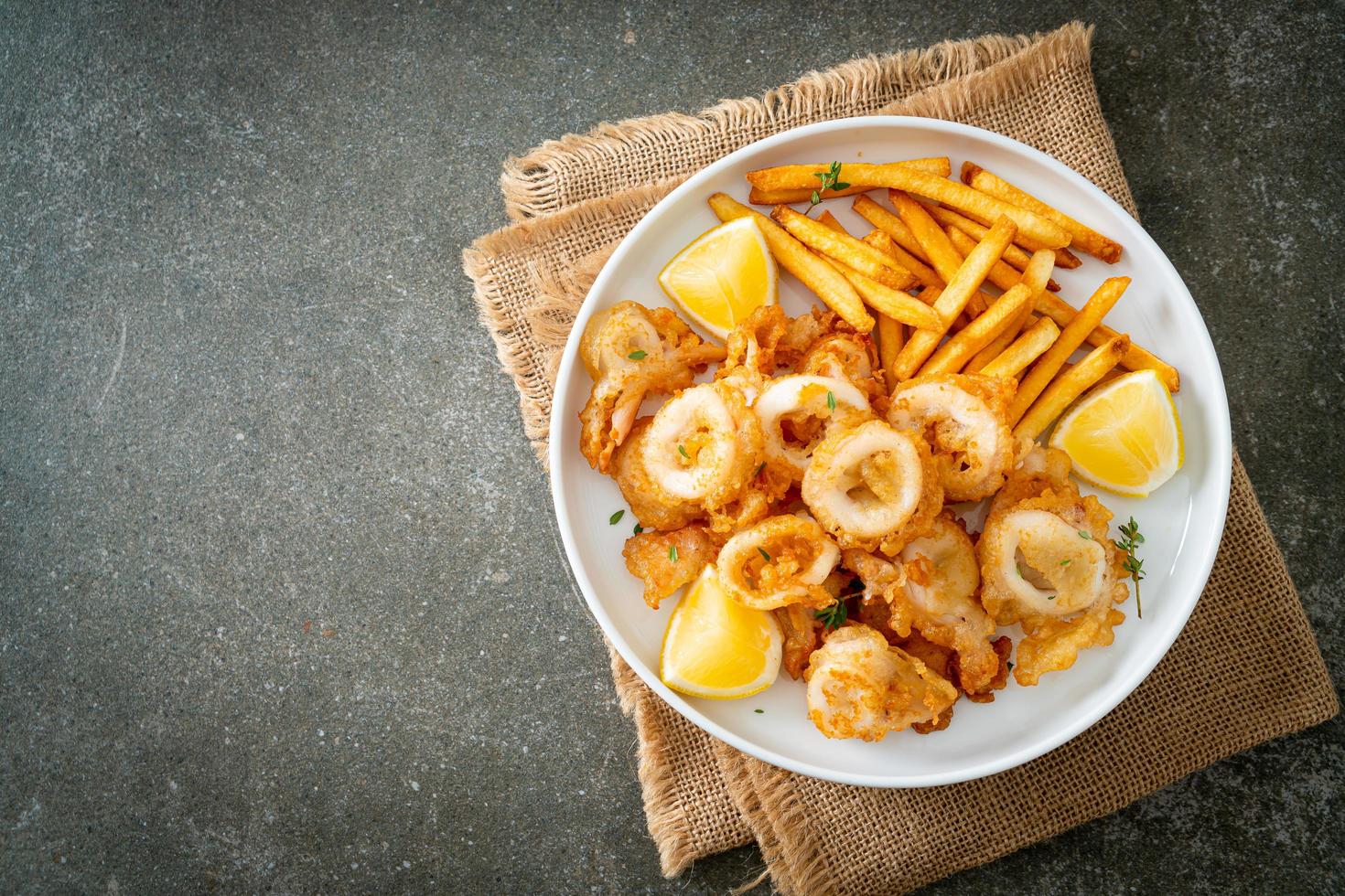calamari - calamari o polpi fritti con patatine fritte foto