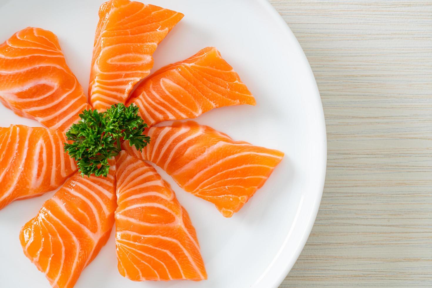 sashimi crudo di salmone fresco sul piatto foto