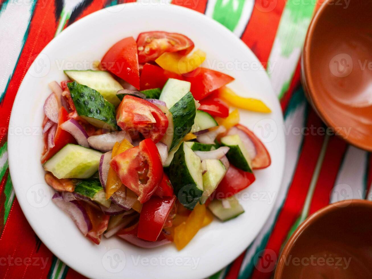 pomodoro, cetriolo, dolce Pepe e cipolla insalata, condito con olio. asiatico stile foto