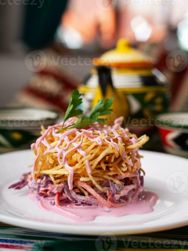 gallo cedrone nido insalata fatto di barbabietole, torta patate, markovi e verdi, sormontato con Maionese. asiatico stile foto