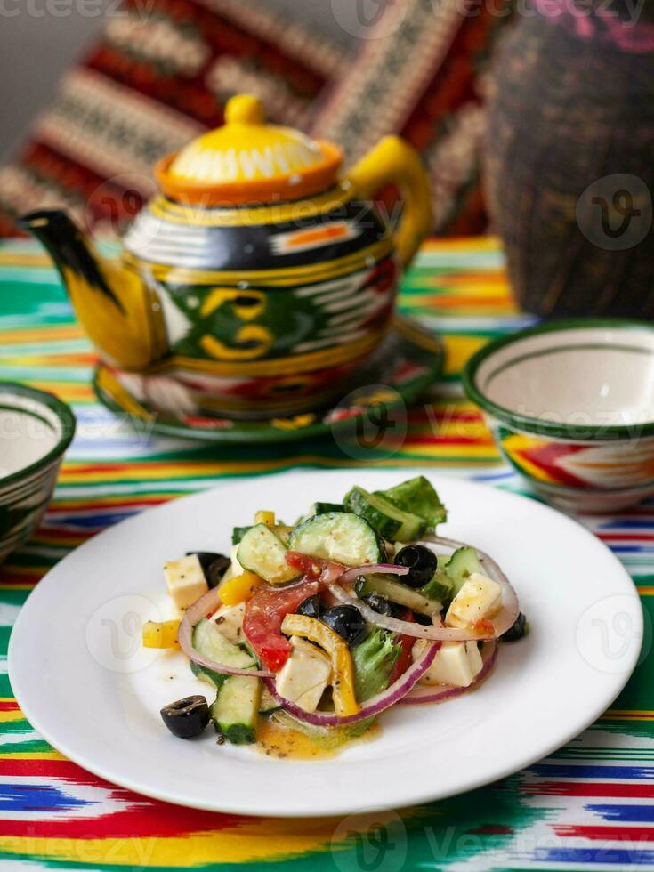 caldo insalata di verde e rosso peperoni, formaggio, melanzane, cipolle e pomodori asiatico stile foto