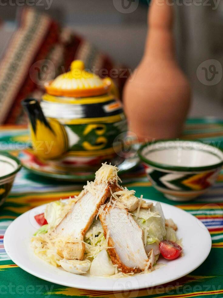 Cesare insalata con pollo Seno, erbe aromatiche e formaggio. asiatico stile foto