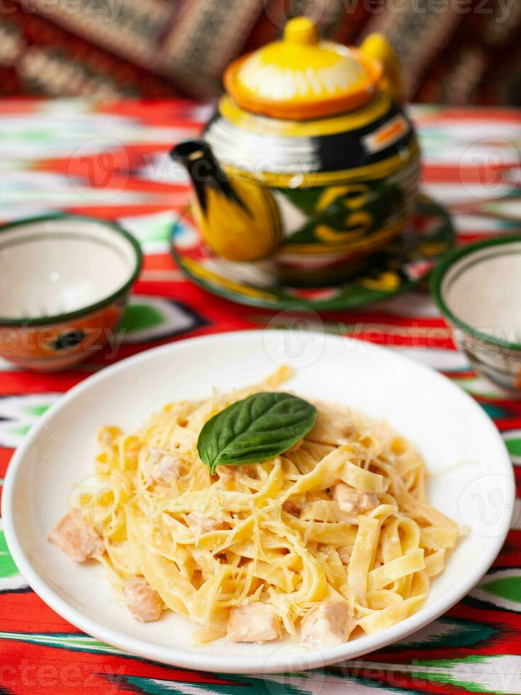 cremoso pasta con pollo, basilico e funghi, secondo per il italiano ricetta. est stile foto