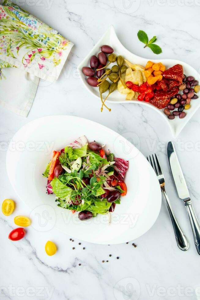 insalata di verdi, lattuga foglie, cetrioli, rosa cipolle, superiore Visualizza foto