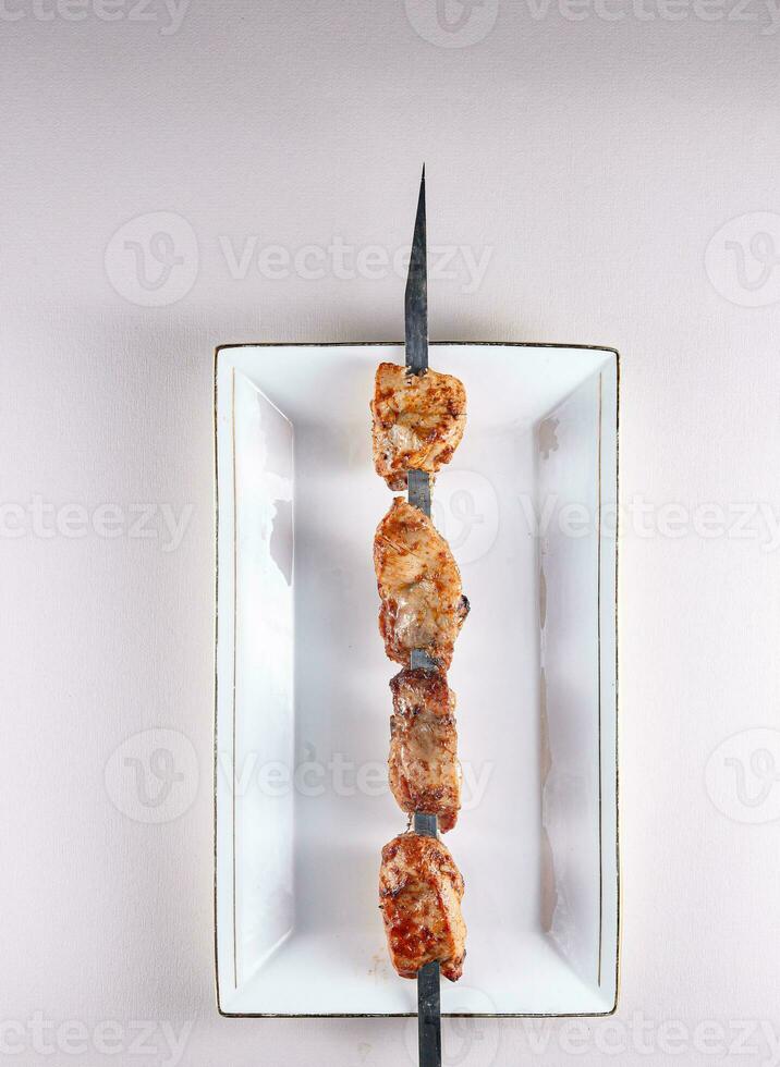 delizioso fresco pollo shashlik su un' bianca piatto. Visualizza a partire dal sopra. Cinese cucina, ingrediente per pentola calda foto