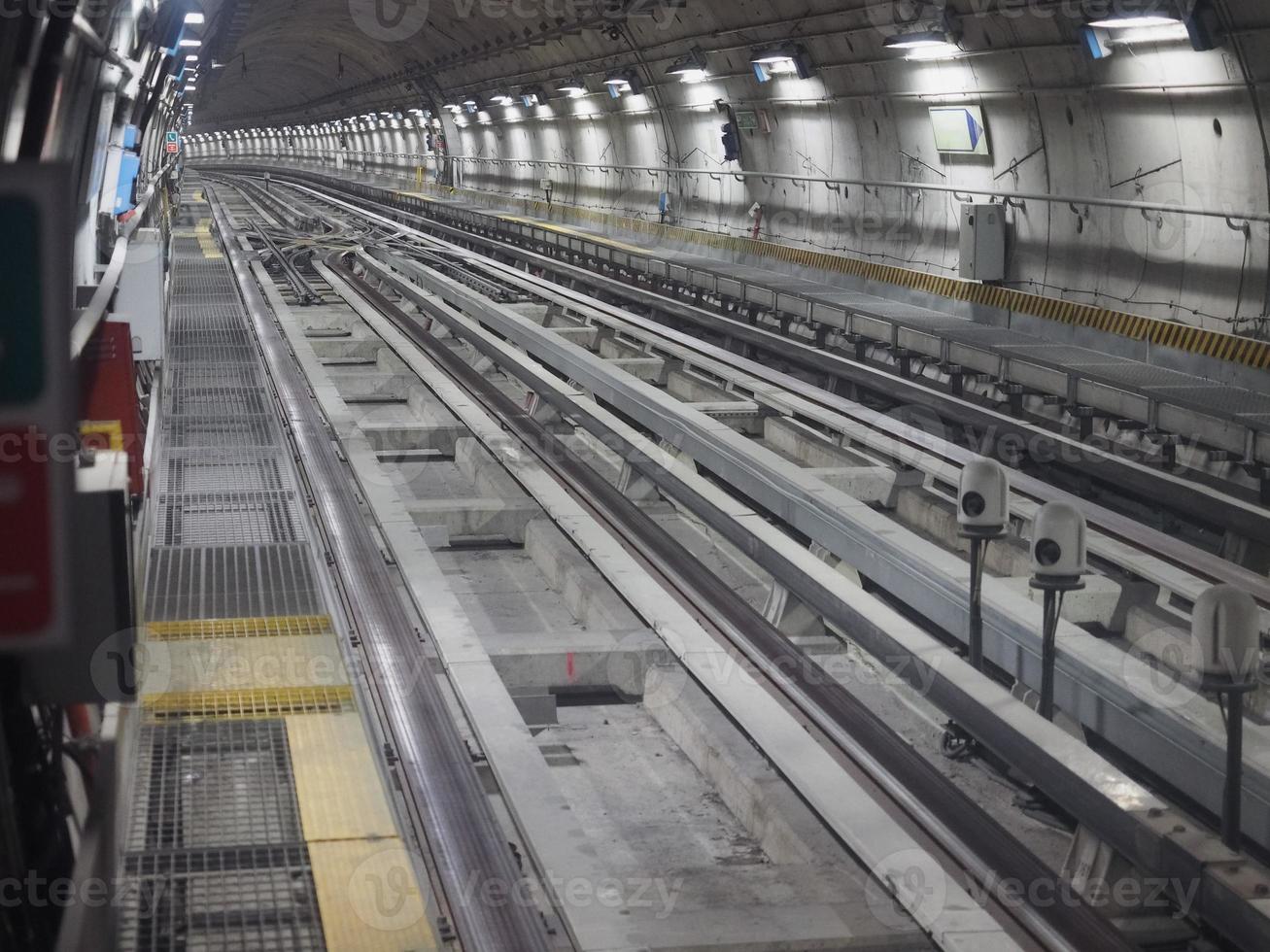 tunnel ferroviario della metropolitana sotterranea, con luci al neon foto