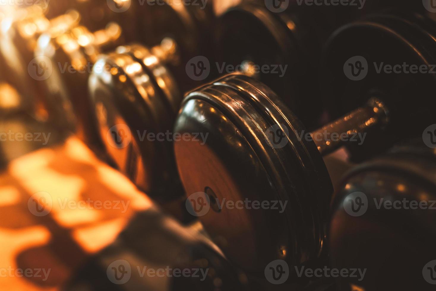 set di manubri in acciaio nero su rack nel centro fitness sportivo foto